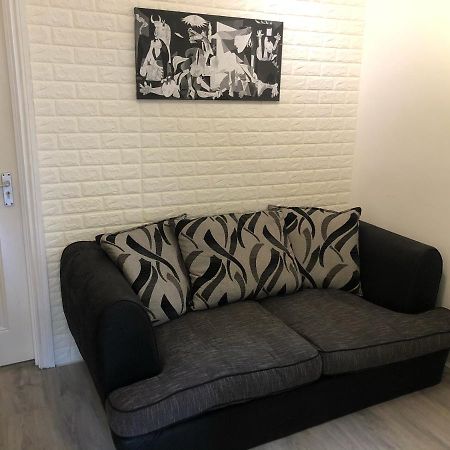Double Room With Private Bathroom In A 2-Bedrooms House London Exterior foto